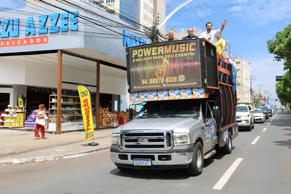 Caminhada + trio pelo bairro com Bruno e o vereador Neto Gomes. 09/09. Drive. — foto 53