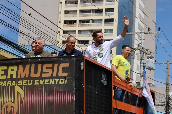 Caminhada + trio pelo bairro com Bruno e o vereador Neto Gomes. 09/09. Drive. — foto 47