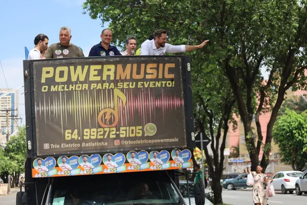 Caminhada + trio pelo bairro com Bruno e o vereador Neto Gomes. 09/09. Drive. — foto 41