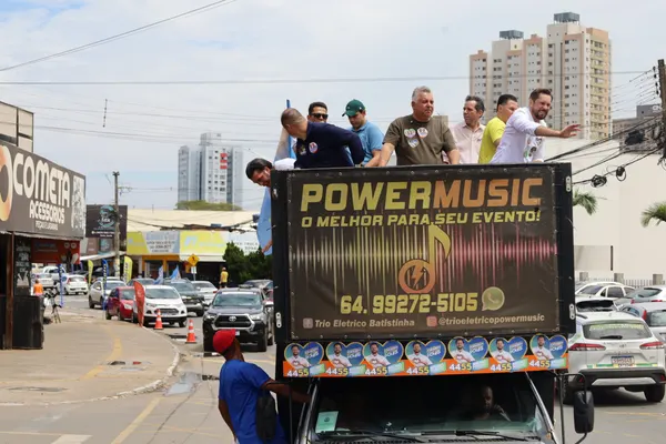 Caminhada + trio pelo bairro com Bruno e o vereador Neto Gomes. 09/09. Drive. — foto 31