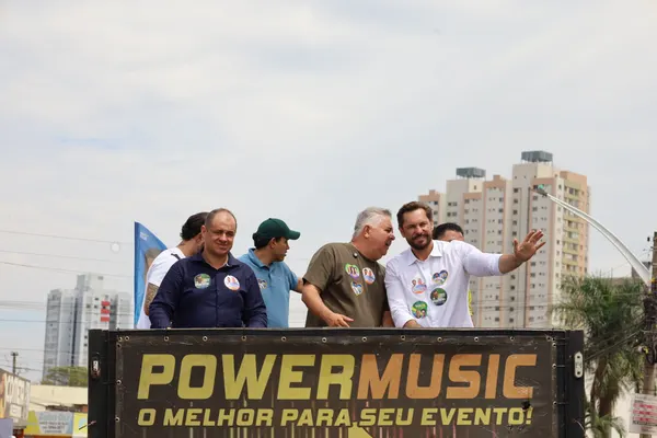 Caminhada + trio pelo bairro com Bruno e o vereador Neto Gomes. 09/09. Drive. — foto 32