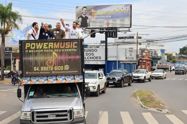 Caminhada + trio pelo bairro com Bruno e o vereador Neto Gomes. 09/09. Drive. — foto 23