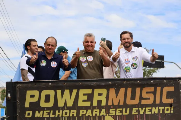 Caminhada + trio pelo bairro com Bruno e o vereador Neto Gomes. 09/09. Drive. — foto 8
