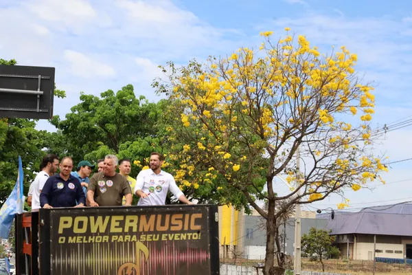 Caminhada + trio pelo bairro com Bruno e o vereador Neto Gomes. 09/09. Drive. — foto 10