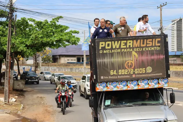 Caminhada + trio pelo bairro com Bruno e o vereador Neto Gomes. 09/09. Drive. — foto 3