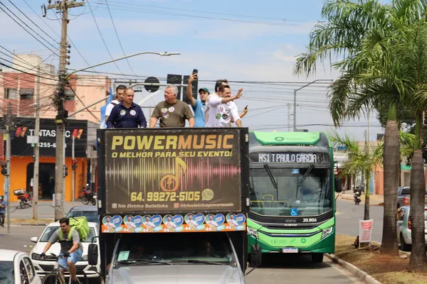 Caminhada + trio pelo bairro com Bruno e o vereador Neto Gomes. 09/09. Drive.